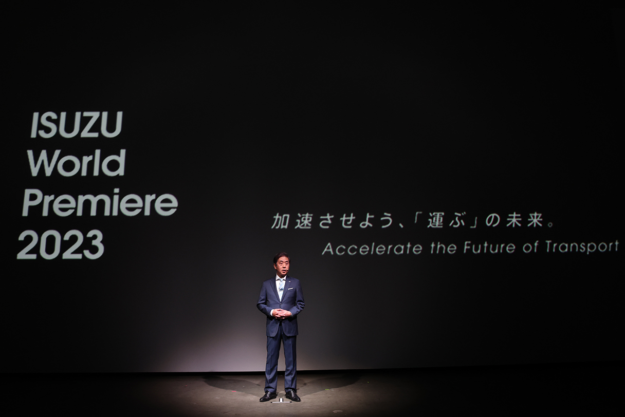 片山社長登壇・スピーチ中