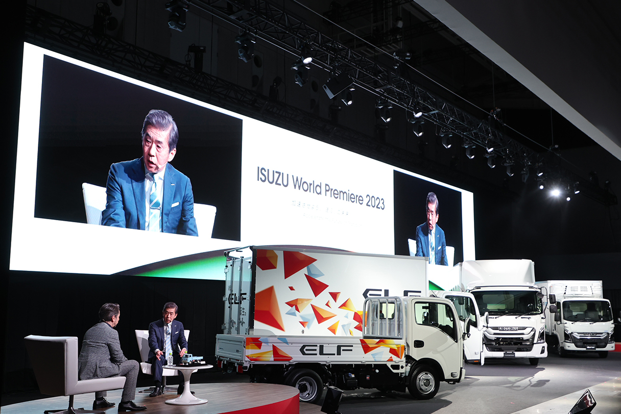 アンベール後のステージ上車両／片山社長・クリス・ペプラー氏の登壇